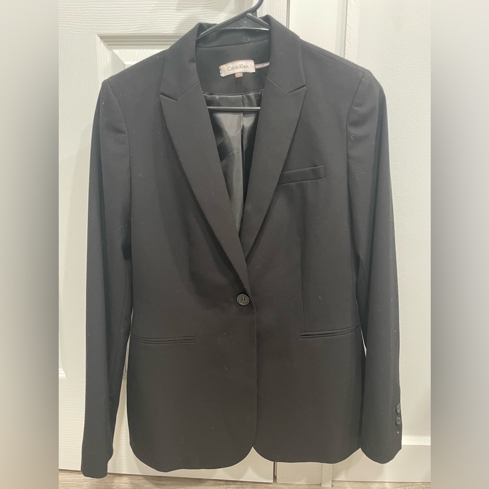 VERSATILE gently worn Calvin Klein sz,6 Black Blazer(1 button missing left wrist
